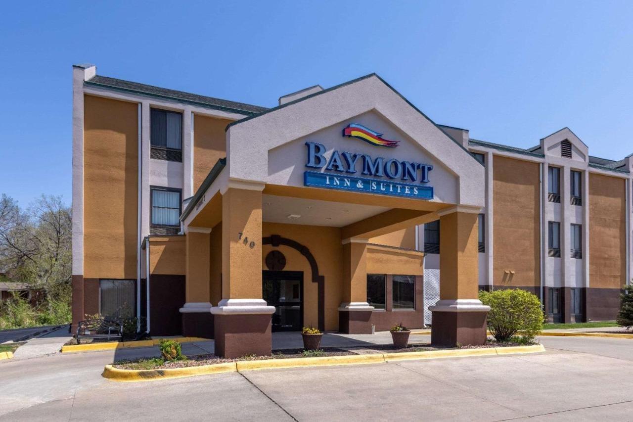 Baymont By Wyndham Lawrence Hotel Exterior photo